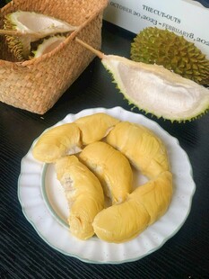 新鲜美味的剥开榴莲果肉
