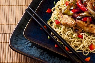 美味鸡肉炒面