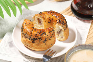 美味芝麻贝果搭配饮品