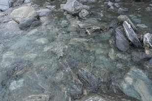 清澈溪流中的嶙峋石块