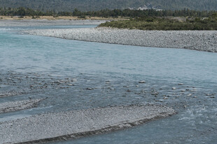 清澈河流与岸边沙石景观