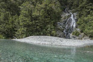 山间瀑布下的宁静水域