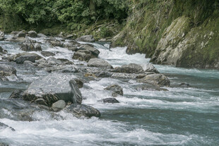 山间湍急溪流与嶙峋怪石
