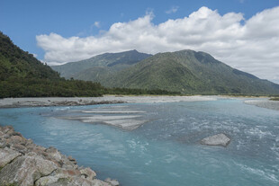 蓝河绕青山的秀丽风光