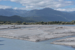 河畔旷野与远山风景