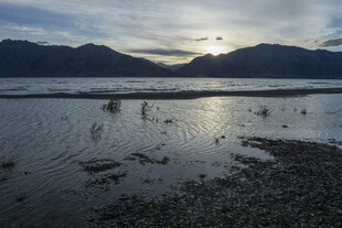 湖畔夕阳下的宁静山水景色