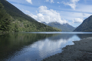 宁静山水间的美丽湖景