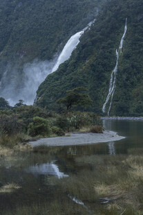 壮观山间瀑布与宁静湖水