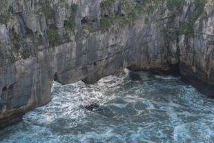 峡谷间湍急的河流景观