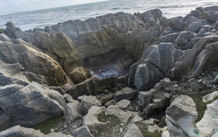 海边嶙峋怪石景观