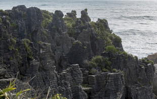 海边嶙峋怪石景观