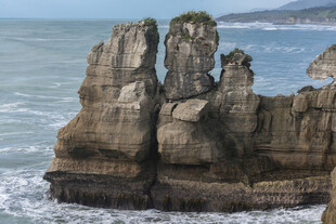 海边嶙峋岩石景观