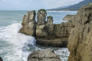 海岸嶙峋礁石