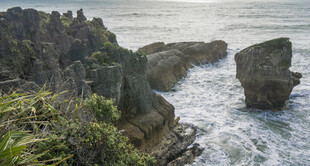 海岸嶙峋怪石与汹涌海浪