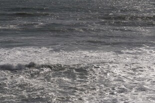 波光粼粼的海浪