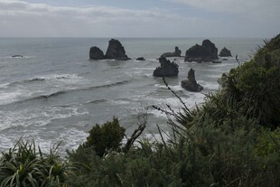 海边嶙峋礁石与汹涌海浪