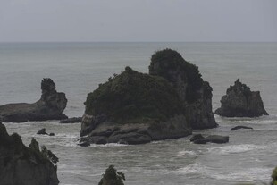 海边嶙峋礁石景观
