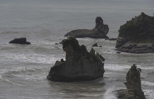 海边嶙峋礁石景观