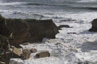 海浪拍击岸边岩石景观