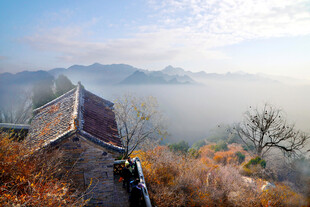 秋日山间屋顶云雾美景