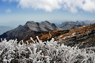 霜覆山地景观