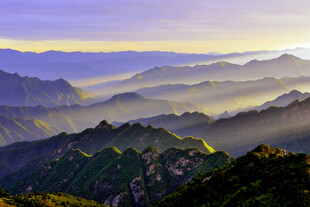 壮丽山峦间的晨雾美景