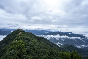 云雾缭绕的葱郁山峰