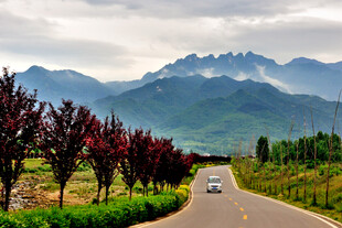 山间公路驾车美景