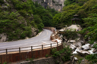 山间蜿蜒公路绿意环绕