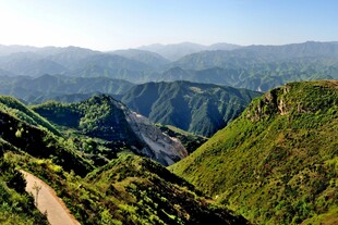 山间美景蜿蜒小路穿绿谷