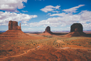 壮丽沙漠中的独特岩石景观