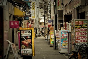 狭窄小巷的街边商铺景象