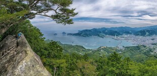 山巅俯瞰秀丽湖景风光