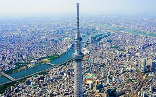 俯瞰城市中的高耸建筑