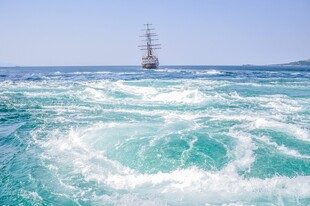 海上航船碧波翻涌
