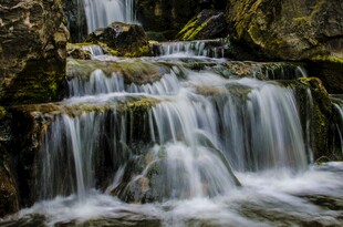 山间小瀑布流水景致