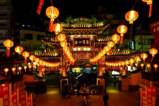 古街夜景璀璨灯笼点亮夜色