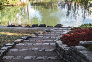 石径通幽处的湖畔景致