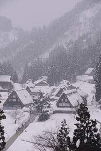 雪覆山村美景