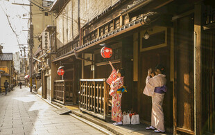 日本街头传统服饰店铺