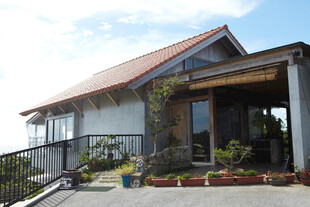乡村小屋的温馨户外景致