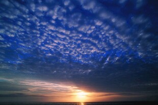 海上日出时分的梦幻天空