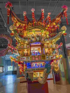 华丽传统中式花灯龙船