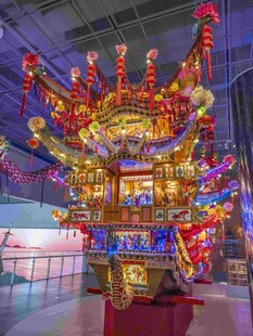 华丽传统工艺花灯龙船