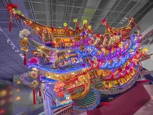 华丽多彩花灯龙船