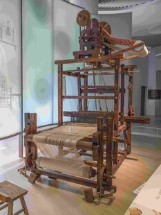 古代织布机模型展示