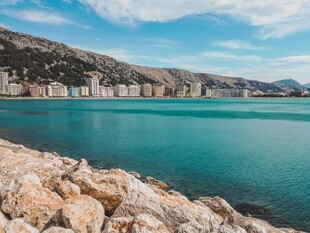 海边岩石与碧蓝水域风景