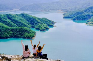 两人山顶赏湖景欢呼