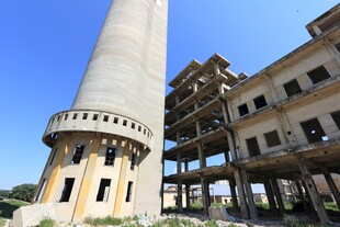 废弃建筑旁的高耸烟囱