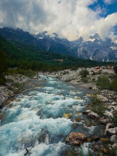 山间湍急溪流的壮丽景致